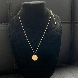 Elegant Gold Pendant Necklace